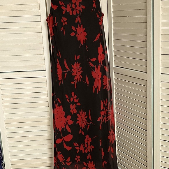 Believe Woman Maxi Shift Black Lining With Shear Red Floral Overlay 18W Goth - Picture 2 of 6